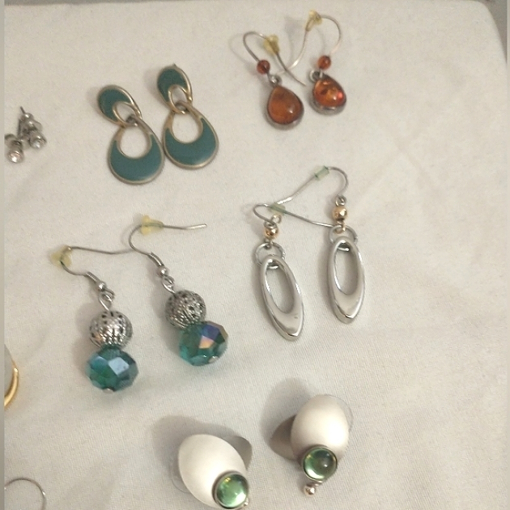 VINTAGE Lot Of 11 Pierced Earrings Faux Amber Pearl enameled silver & gold toned - Picture 3 of 5